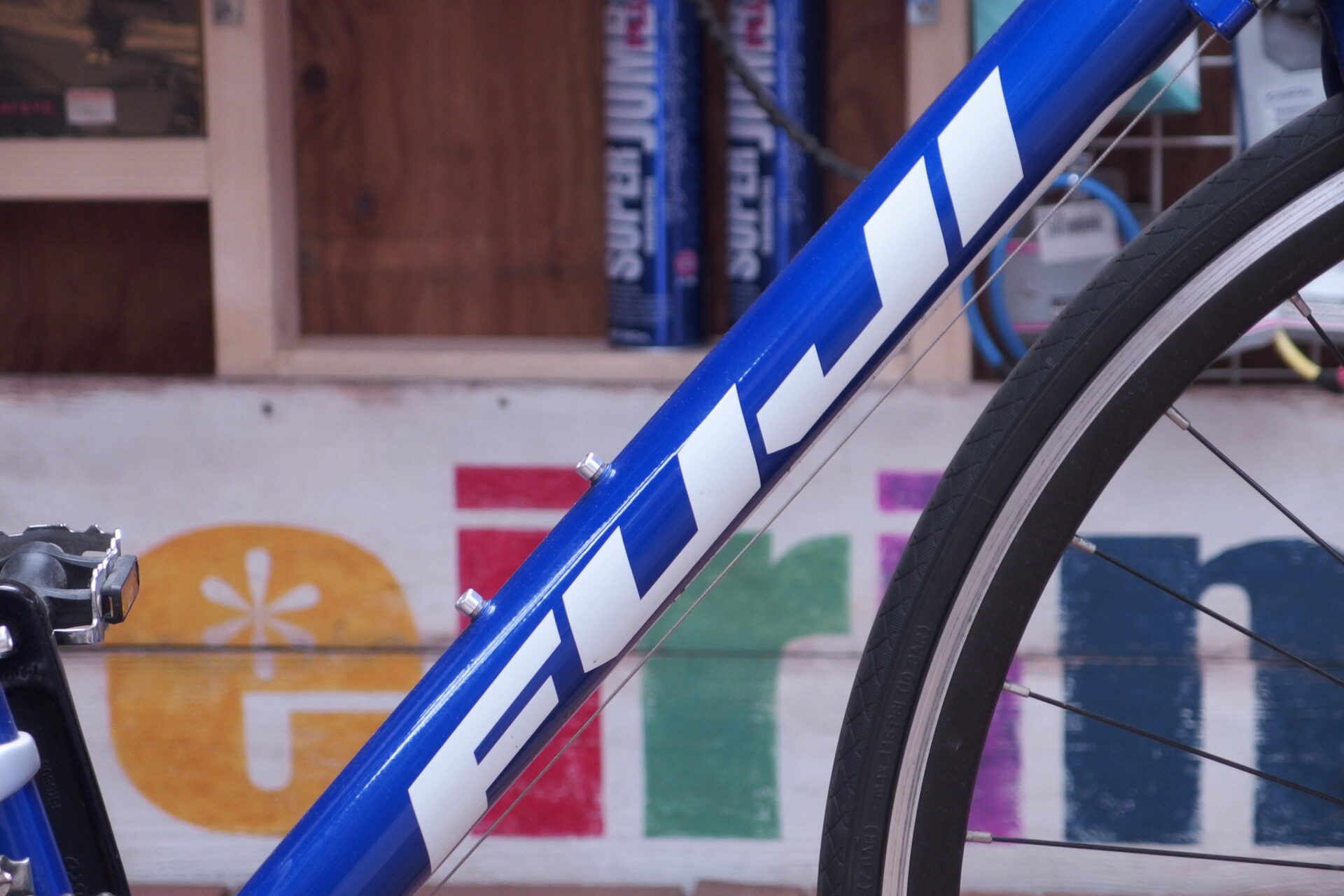 カーボンフロントフォークで振動吸収性のことも配慮した順行性の高い