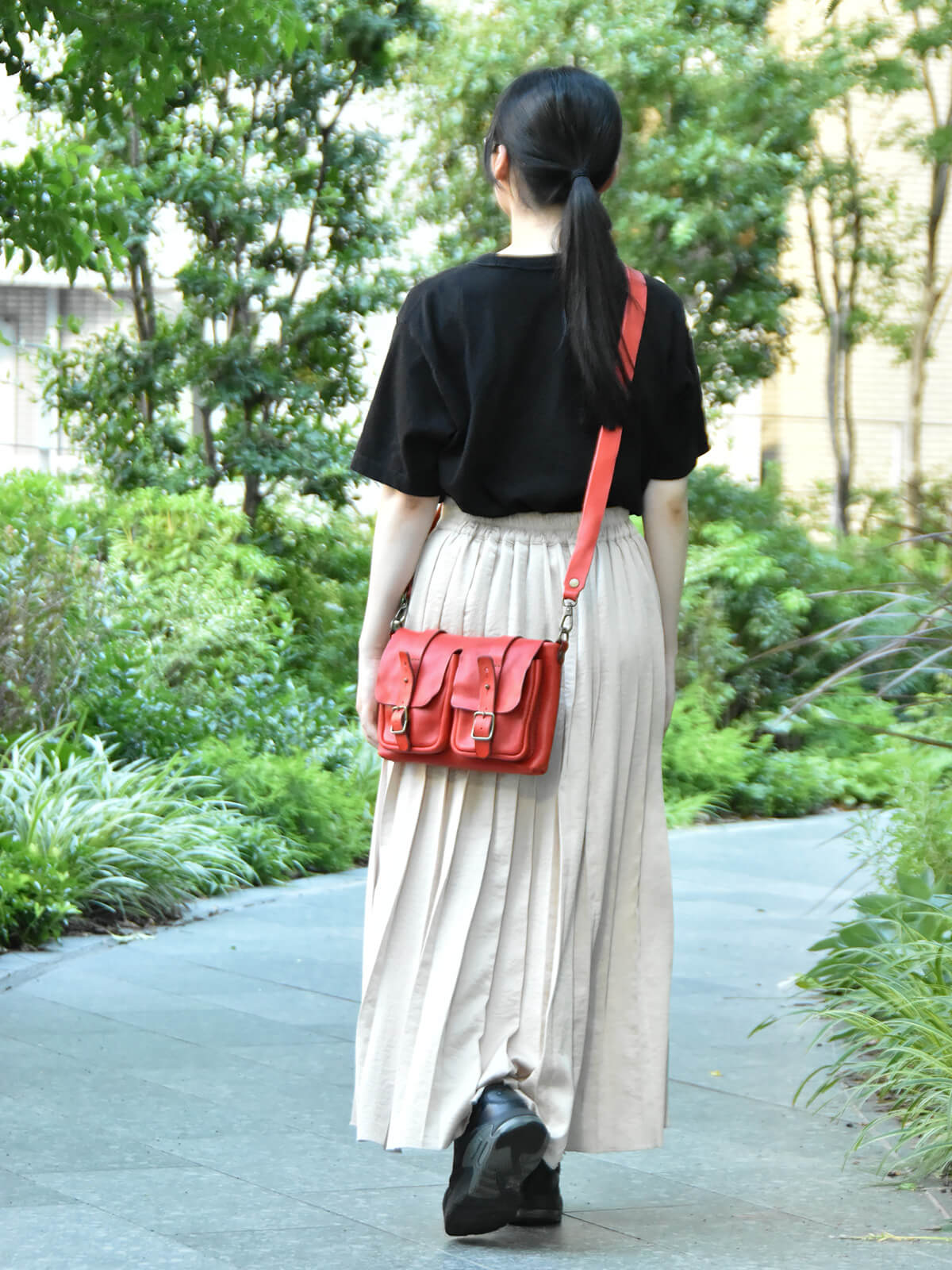 ウォッシュ加工でアンティークを思わせる総革ショルダーバッグ / 革鞄