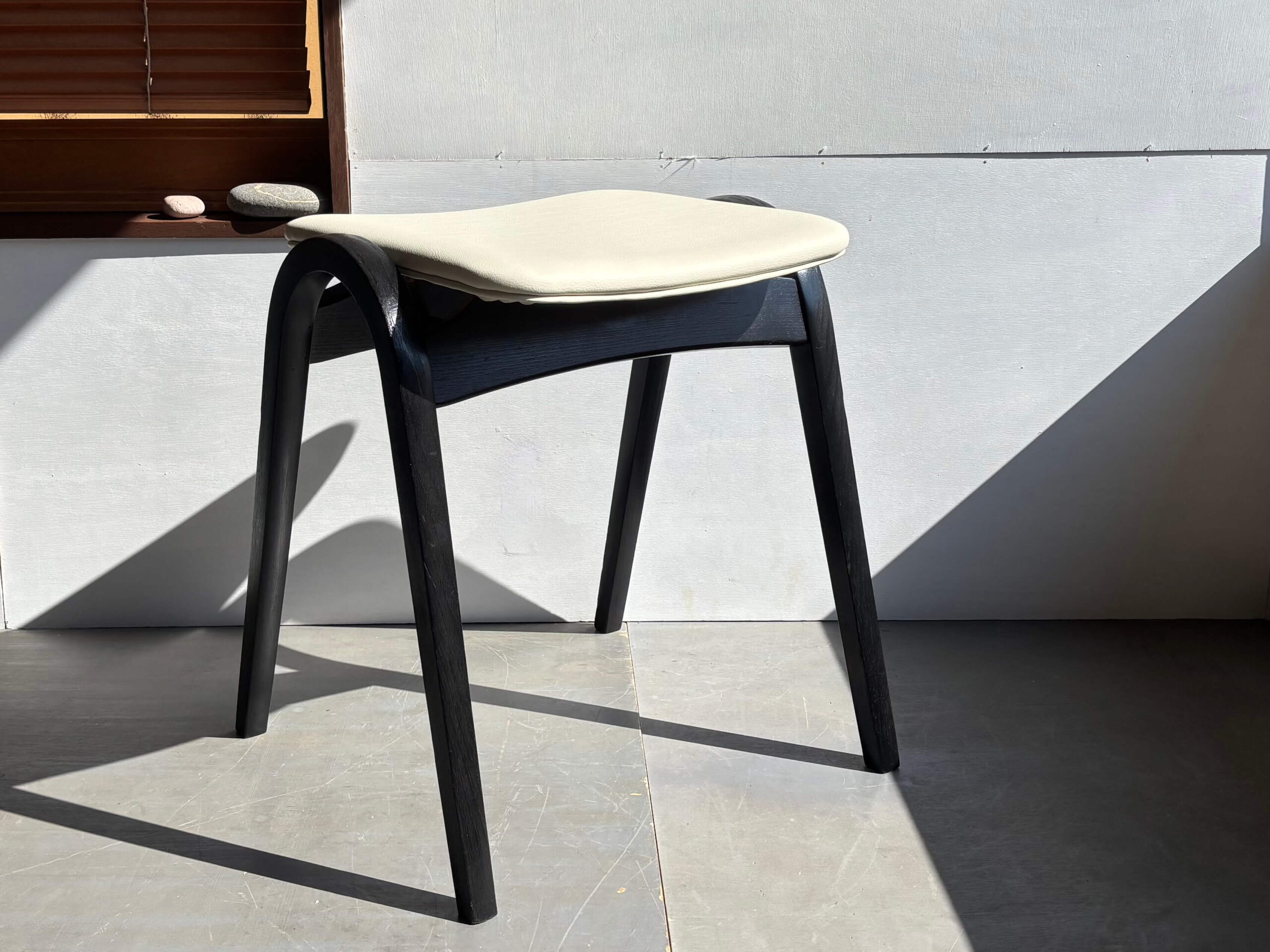 No.6397C「秋田木工スツール〈No.202〉ビニールレザー / ブラック