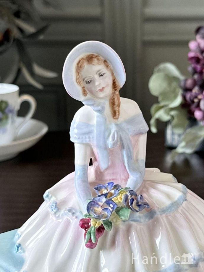 ROYAL DOULTON（ロイヤルドルトン）の人形、英国生まれのフィギュリン