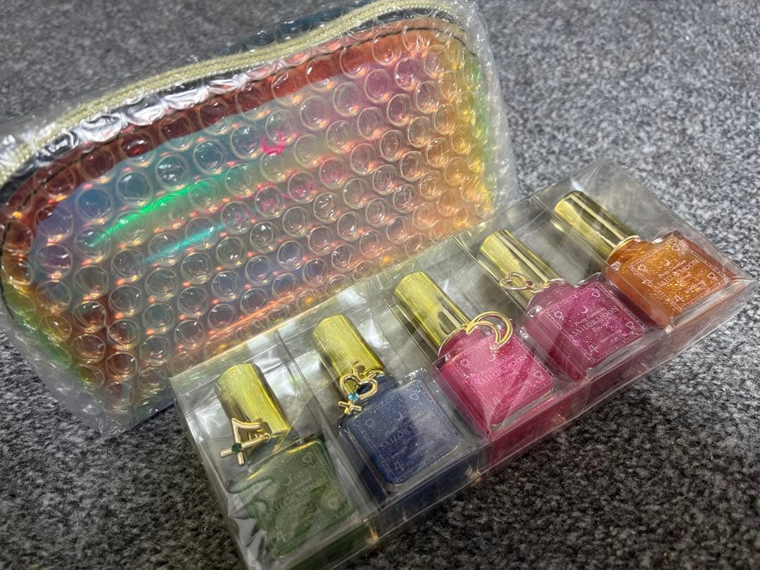 セーラームーン　コニカミノルタコラボ　マニキュア5本セット　ノベルティポーチ付き 星のように煌めく“セーラー戦士”イメージのネイルカラー、コニカ